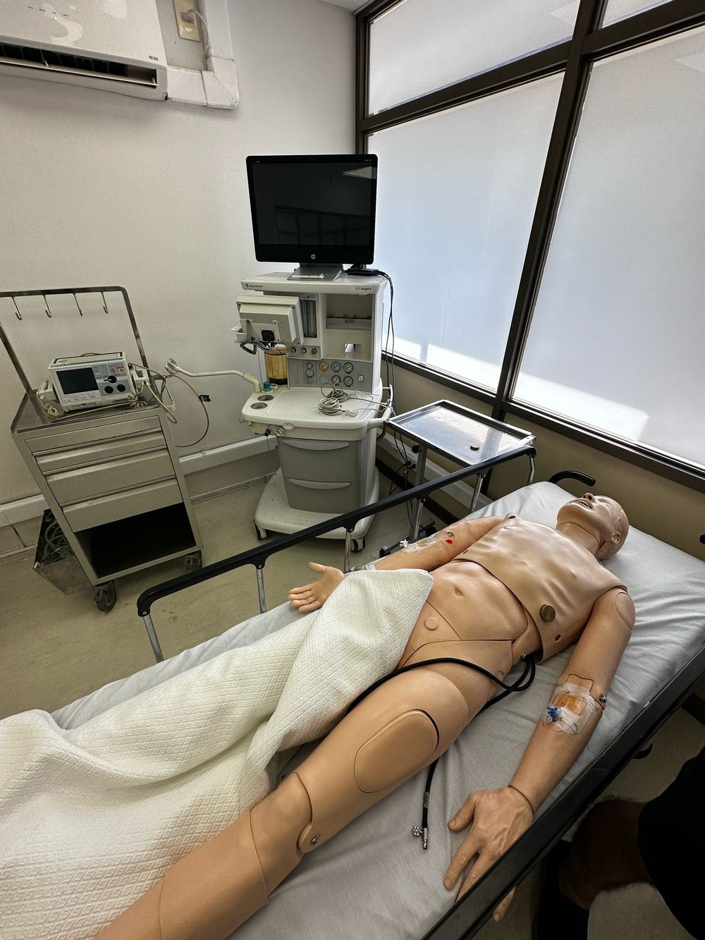 Fantoma de simulación en una cama clínica de la Posta Central